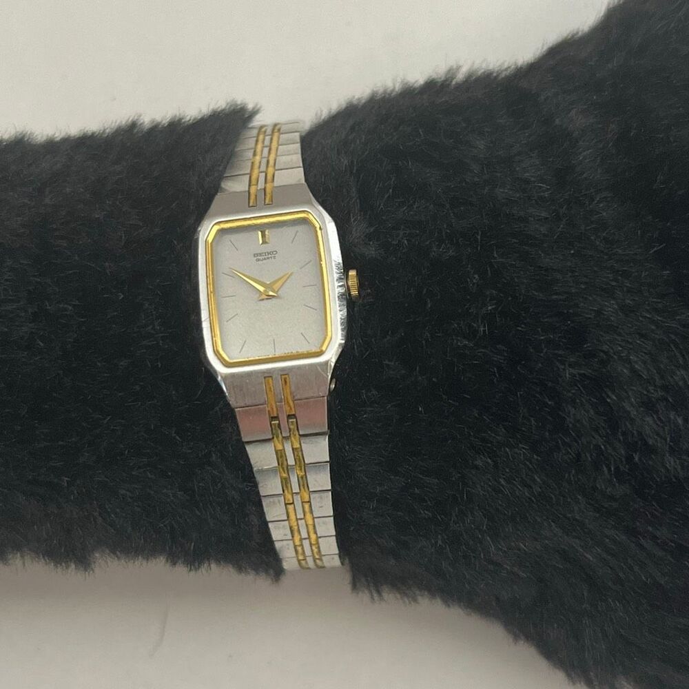 Seiko Quartz Women's Gold Silver Two Tone Base Metal Wristwatch 2Y00-5279‎
